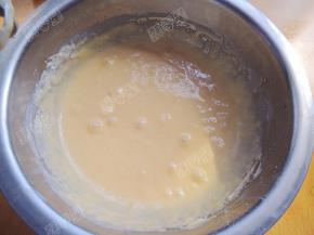分次加入牛奶翻拌均匀