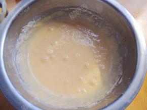 分次加入牛奶翻拌均匀