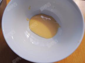 取10g蛋黄液装入碗中