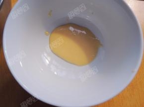 取10g蛋黄液装入碗中
