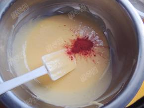 盆中的蛋黄糊中翻入红曲粉