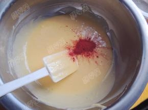 盆中的蛋黄糊中翻入红曲粉