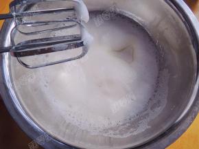 打至浓稠细密的泡沫时加入三分之一的白砂糖