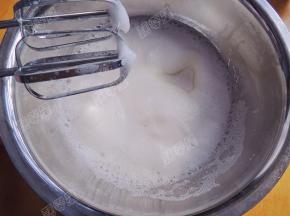 打至浓稠细密的泡沫时加入三分之一的白砂糖