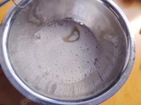 蛋白打至鱼眼泡后加入三分之一的白砂糖