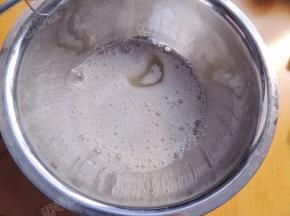 蛋白打至鱼眼泡后加入三分之一的白砂糖