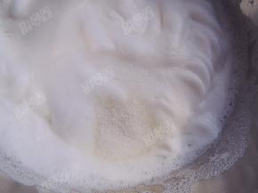 打发至有纹路时加入剩下的白砂糖