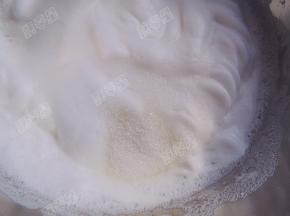 打发至有纹路时加入剩下的白砂糖