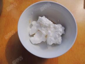 取碗中蛋黄糊两倍量的蛋白加入碗中