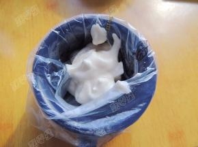 裱花袋用一个宽口的杯子套好，装入拌匀的蛋糊