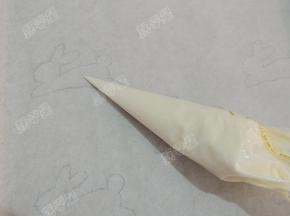 裱花袋尖端剪一个小口