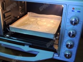 放入180度预热好的烤箱烤1分钟定型