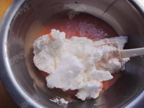 取一半蛋白糊到红曲蛋黄糊中