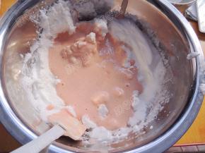 然后倒入剩下的蛋白盆中