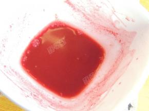 红曲粉加入温水搅匀