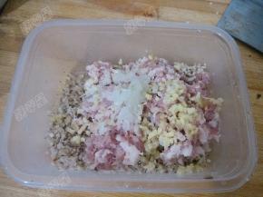 将肉末也放入碗中，加入葱姜末，搅拌均匀成馅料