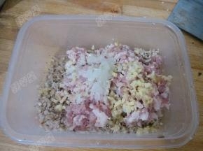 将肉末也放入碗中，加入葱姜末，搅拌均匀成馅料