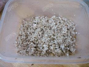 绞碎的香菇放入碗中