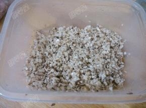 绞碎的香菇放入碗中