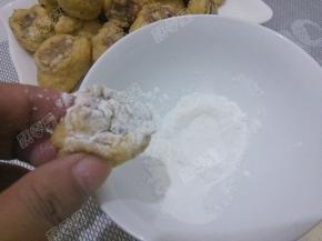 焯水的油豆腐洗净挤去水分，挖一个洞，将香菇肉馅填入油豆腐中，开口部分沾上淀粉