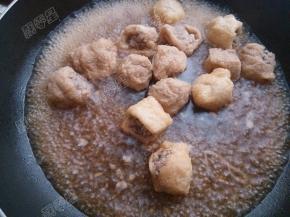 放入镶好的油豆腐煮沸