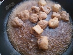 放入镶好的油豆腐煮沸