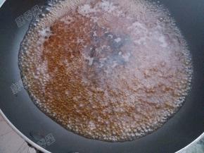 锅中放油，放入酱油、糖、胡椒粉、水烧热