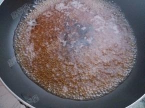 锅中放油，放入酱油、糖、胡椒粉、水烧热