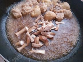 放入香菇丝小火煮至熟透收汁