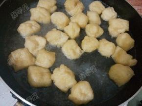 油豆腐放入沸水中焯烫至略软