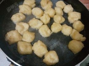 油豆腐放入沸水中焯烫至略软