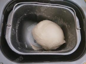 面粉加入酵母粉揉成面团之后发酵