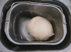 面粉加入酵母粉揉成面团之后发酵