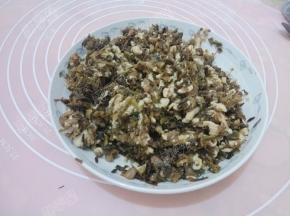 夹心肉粒加霉干菜和盐拌匀入味成馅