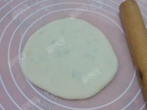 按扁，擀成直径大约10--15cm圆饼坯