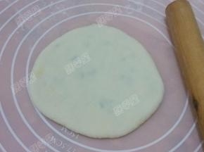 按扁，擀成直径大约10--15cm圆饼坯