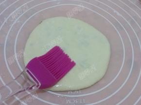 饼坯正面刷上少许麦芽饴糖