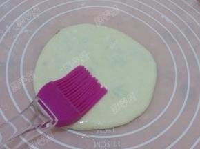 饼坯正面刷上少许麦芽饴糖