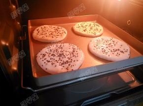 然后将烤盘放入预热好的烤箱，200度18分钟，将饼烤至金黄，香味溢出时即可