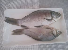 鲫鱼两条处理干净