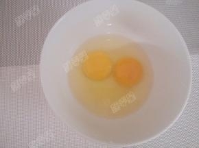 鸡蛋打入碗中