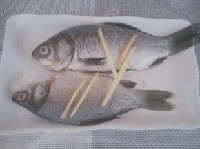 鱼身打花刀抹盐，放入生姜和料酒腌制十分钟