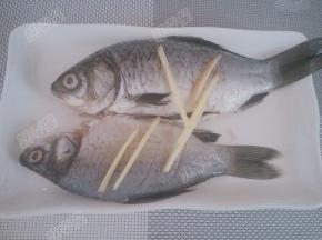 鱼身打花刀抹盐，放入生姜和料酒腌制十分钟