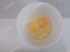 加入一小勺盐和料酒