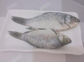 腌制好的鱼用厨房纸擦干水分，表面拍干淀粉