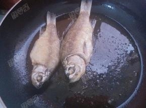 将鲫鱼两面煎至金黄