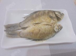 煎好的鲫鱼盛出