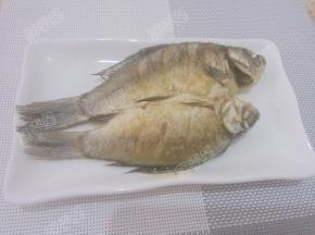 煎好的鲫鱼盛出