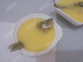 鲫鱼放入蒸碗中，倒入蛋液盖上保鲜膜