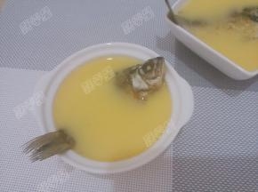 鲫鱼放入蒸碗中，倒入蛋液盖上保鲜膜